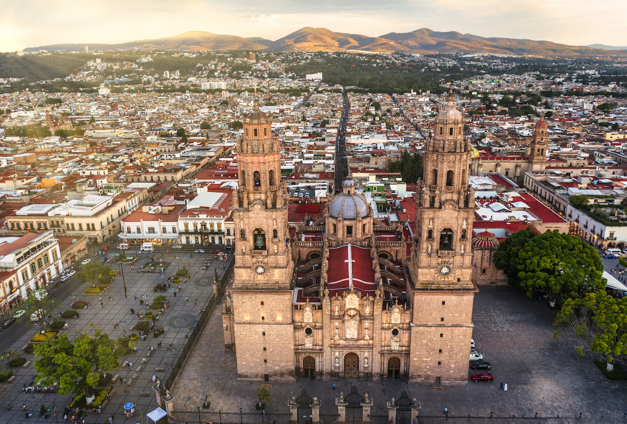 La ciudad de Morelia es uno de los destinos turísticos más bellos e importantes de México por su invaluable patrimonio cultural e histórico. Es considerada la cuna ideológica del Movimiento de Independencia y es sede de conocidos festivales internacionales de música y cine.